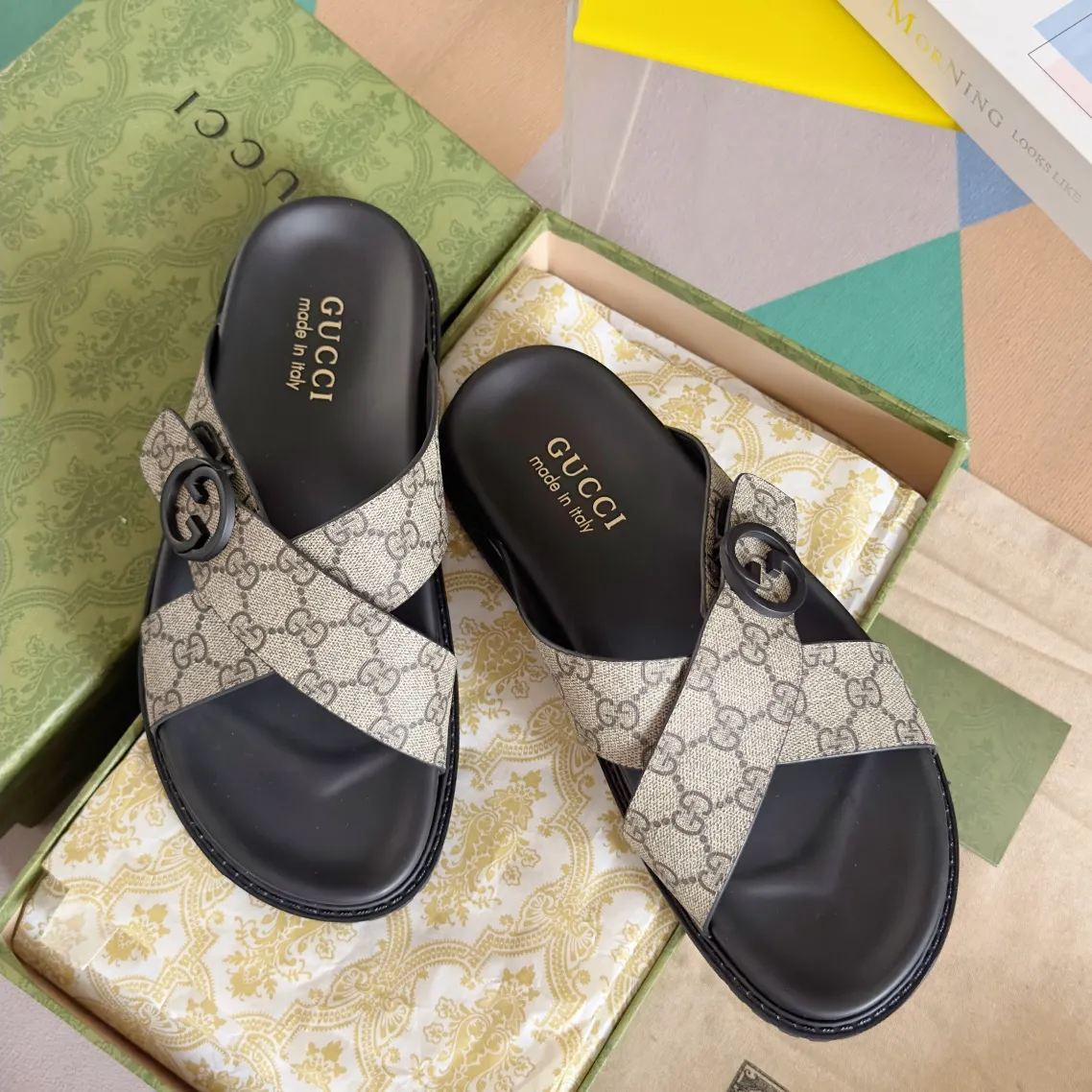 [G Home] Men's Men's Shoes💰:300💰Size:38-45 GUCC Gucci Original Order Quality 🆕2024Gucci Gucci Summer New Style Double G Presbyopia Flip-flops Cross Sandals Thick Sole Slippers Beach Shoes Original Purchase and Development Production G family's 2024 new summer dark horse items, fashion bloggers at home and abroad have put on the show, and it has become popular on social platforms at home and abroad. Fashionistas must pay for it, and they spend a lot of money to create ingenious craftsmanship and accurately restore every detail. Exquisite packaging at the delivery counter🛍📦 ▪️ Fabric: Original imported double G presbyopic leather ▪️ Lining: Original imported leather ▪️ Sole: Original open molded T men's shoes 💰U outsole ▪️ Bottom thickness: 3CM